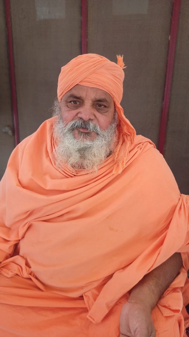 अजात आश्रम के पास सरस्वती नदी की बदहाली को दिखाते महंत व अन्य लोग। संवाद