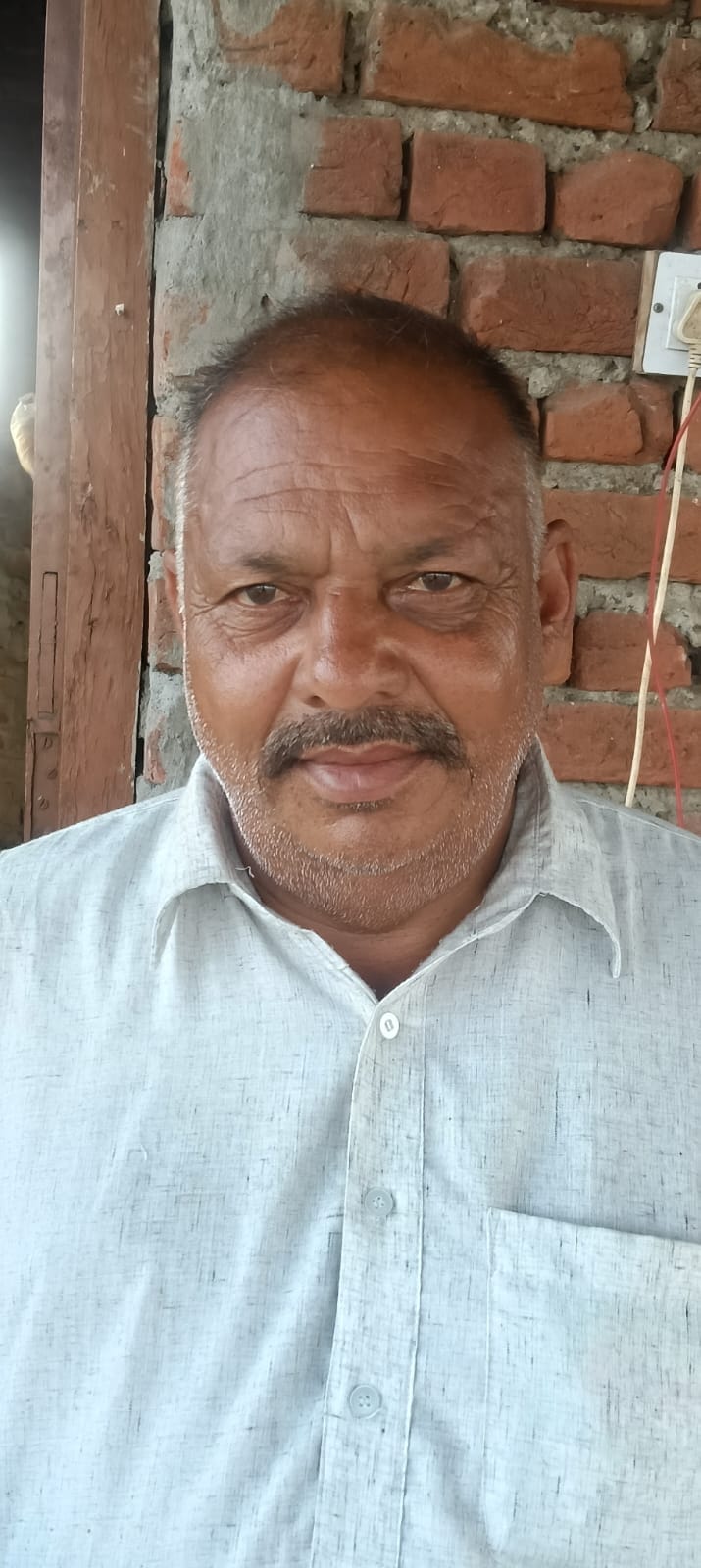 अजात आश्रम के पास सरस्वती नदी की बदहाली को दिखाते महंत व अन्य लोग। संवाद