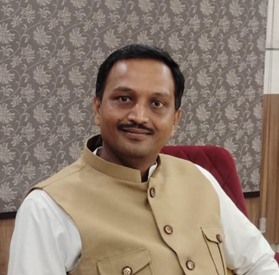 अजात आश्रम के पास सरस्वती नदी की बदहाली को दिखाते महंत व अन्य लोग। संवाद