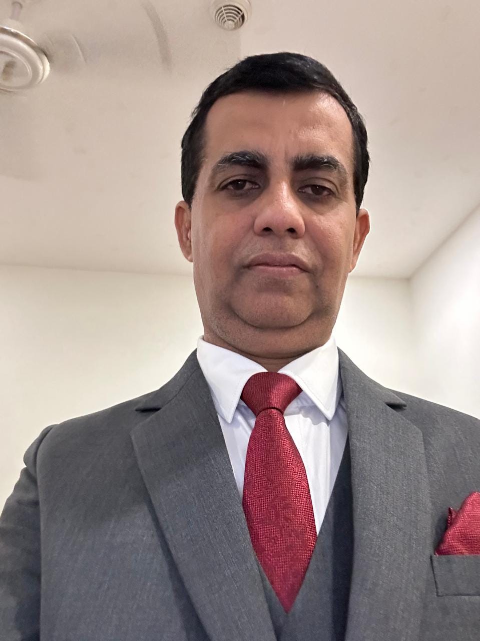 अजात आश्रम के पास सरस्वती नदी की बदहाली को दिखाते महंत व अन्य लोग। संवाद