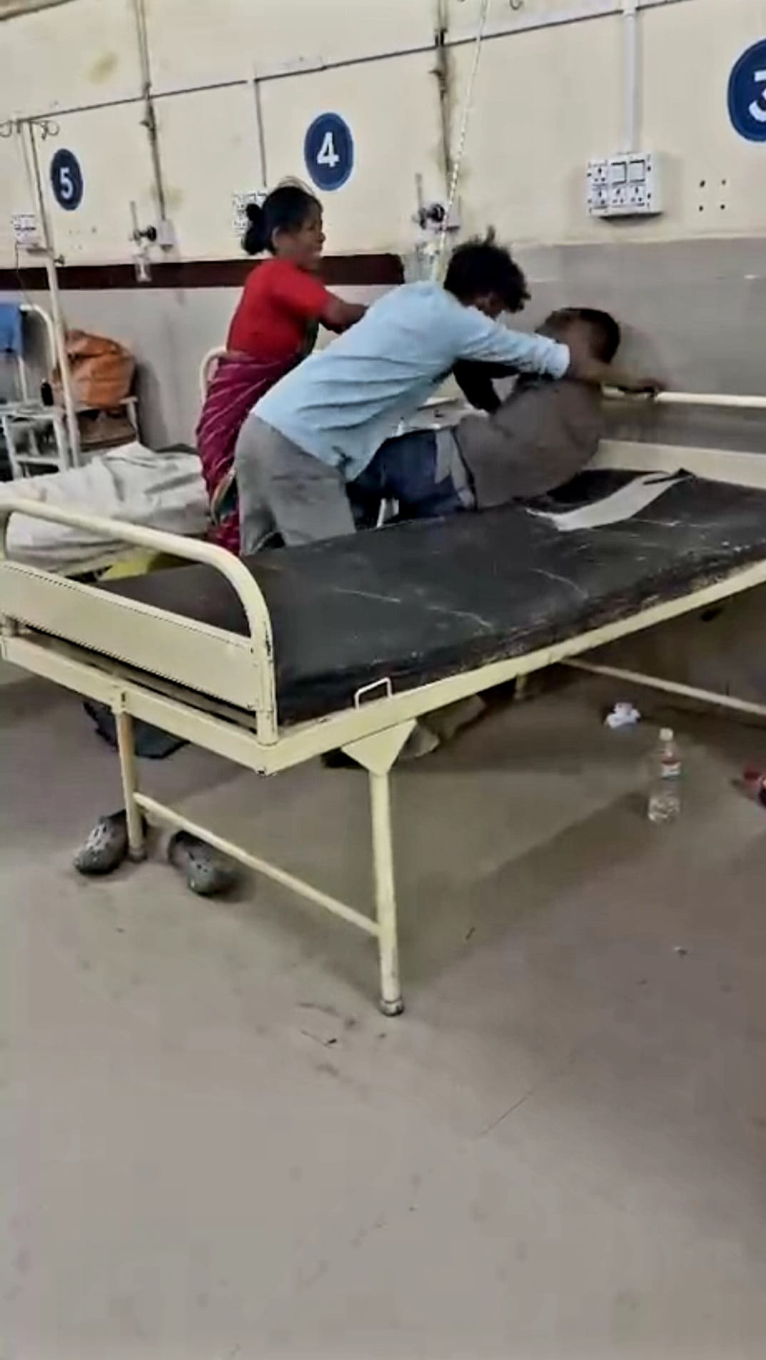 अस्पताल में मारपीट अस्पताल में मारपीट