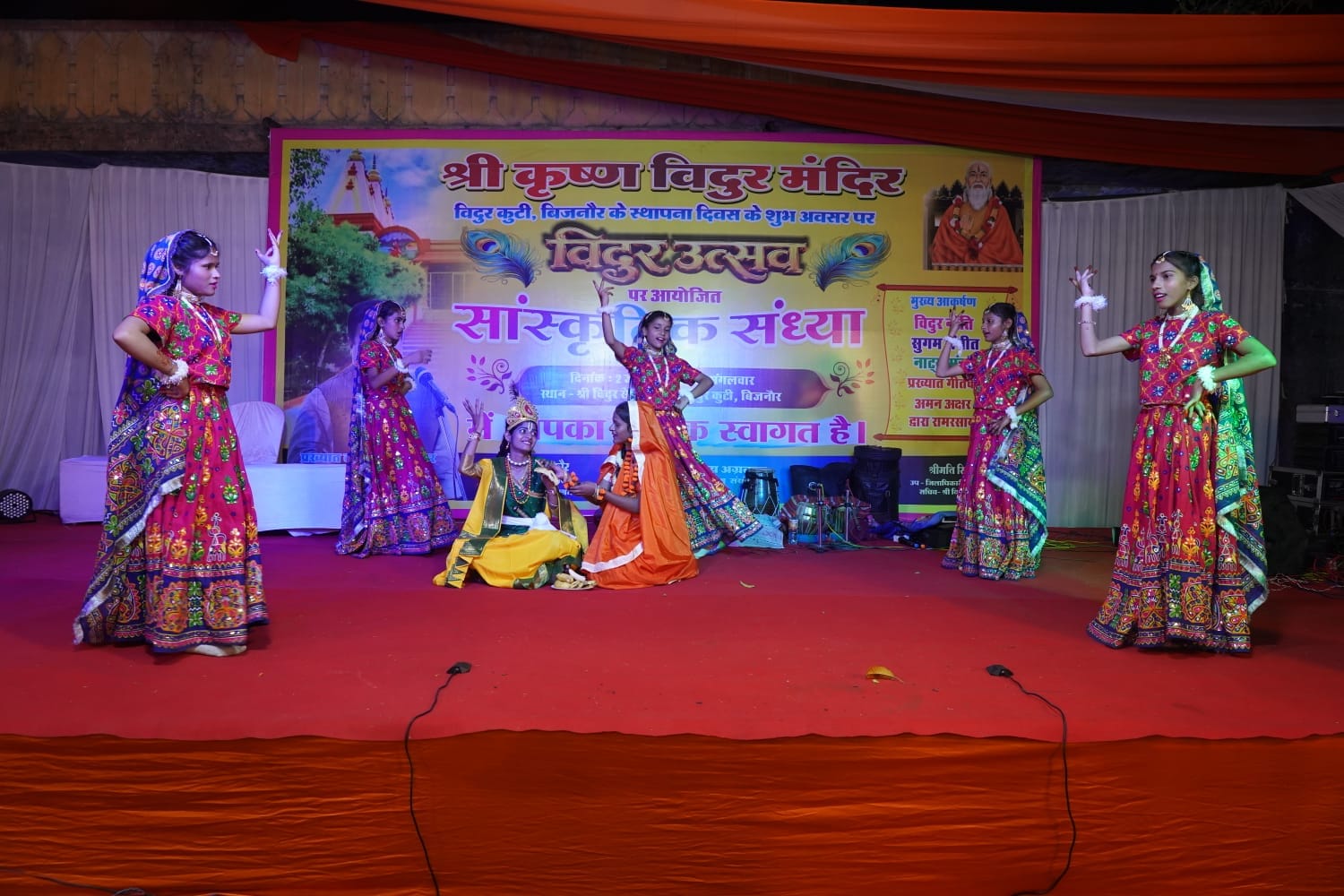 बिजनौर में आयोजित विदुर उत्सव में कवि अमन अक्षर को तस्वीर भेंट करते आयोजक। स्रोत आयोजक