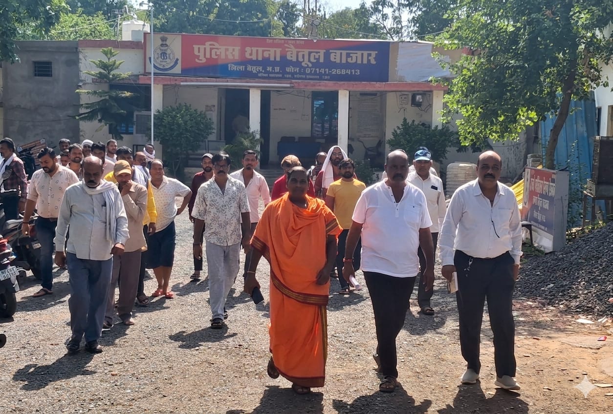 बालाजीपुरम मंदिर परिसर में विवाद के बाद तनाव का माहौल। मारपीट की घटना के विरोध में मंदिर प्रबंध