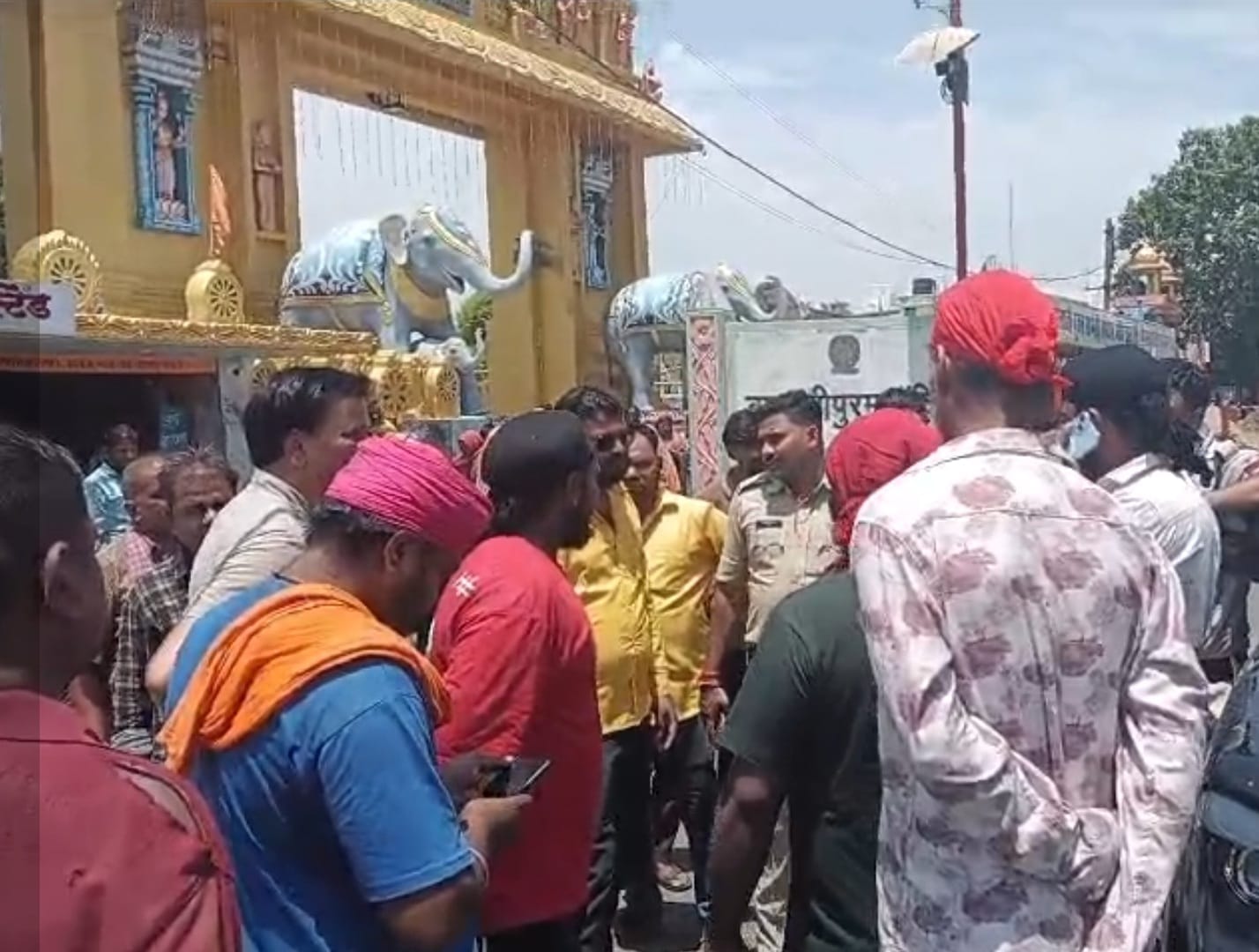 बालाजीपुरम मंदिर परिसर में विवाद के बाद तनाव का माहौल। मारपीट की घटना के विरोध में मंदिर प्रबंध