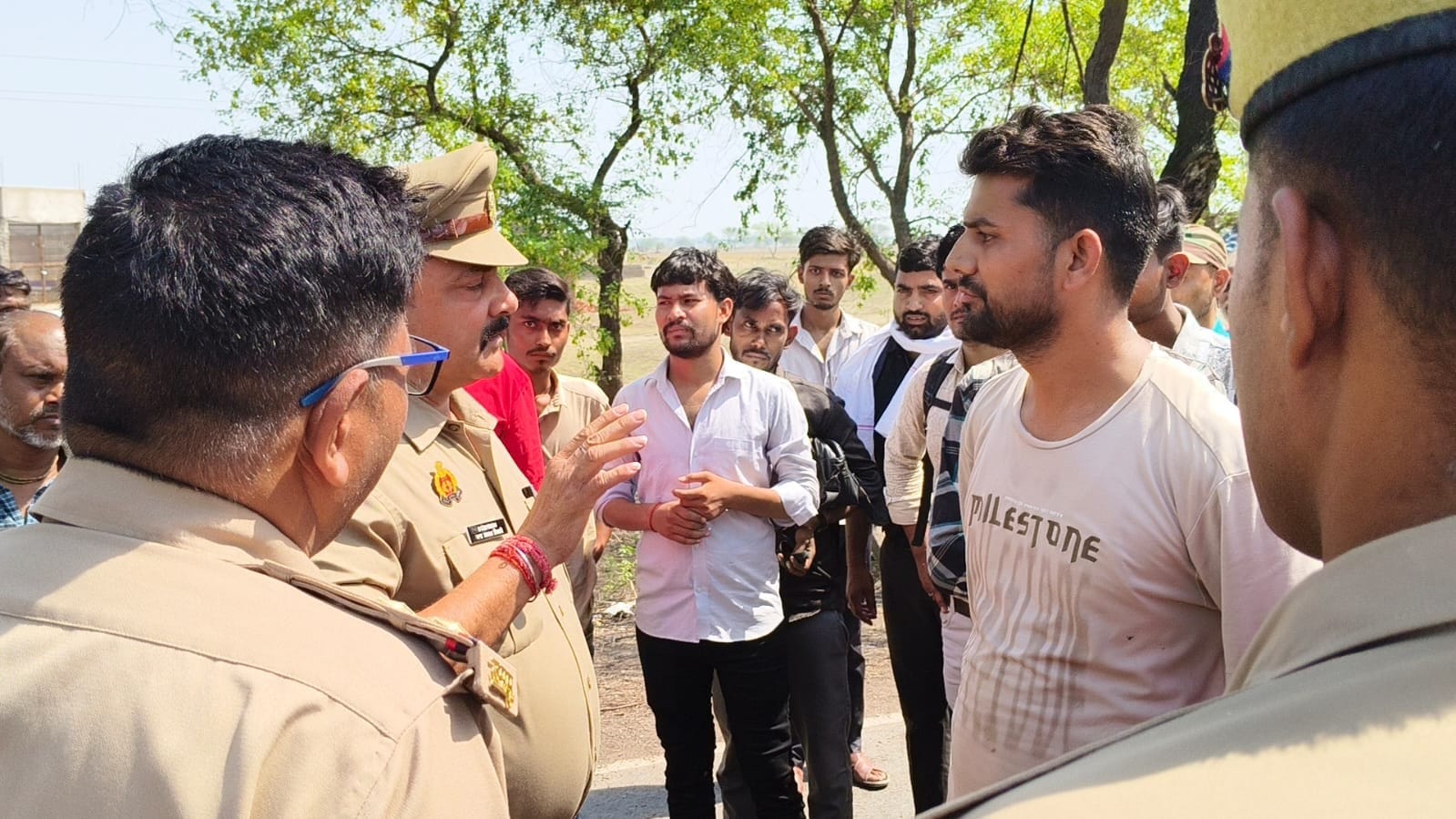 बांदा-बबेरू मार्ग पर पेड़ डालकर जाम लगाए ग्रामीण। संवाद