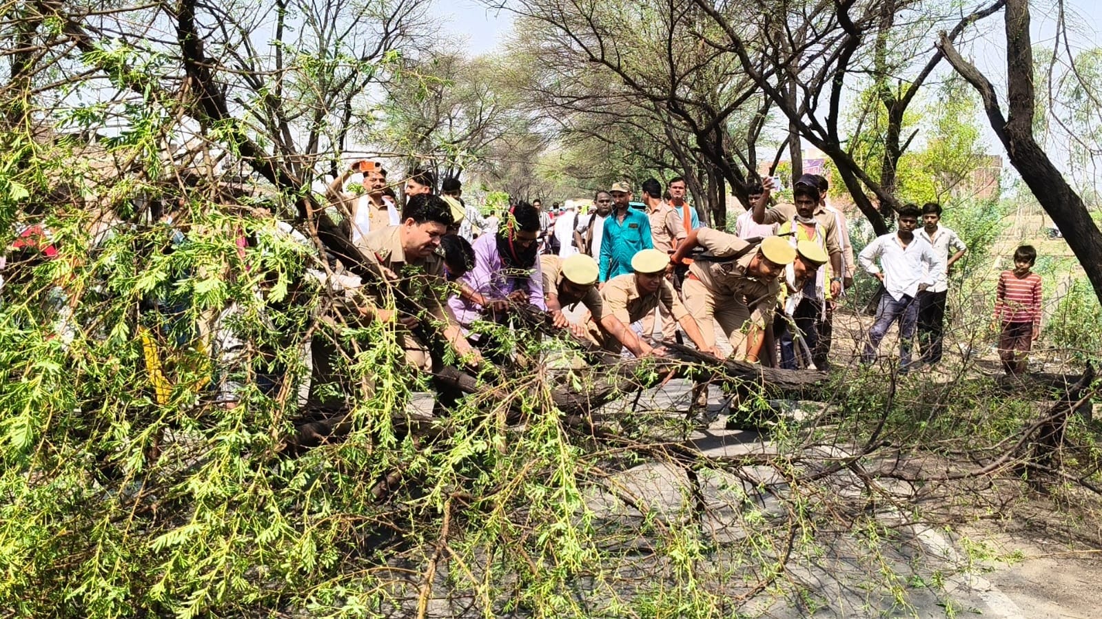 बांदा-बबेरू मार्ग पर पेड़ डालकर जाम लगाए ग्रामीण। संवाद