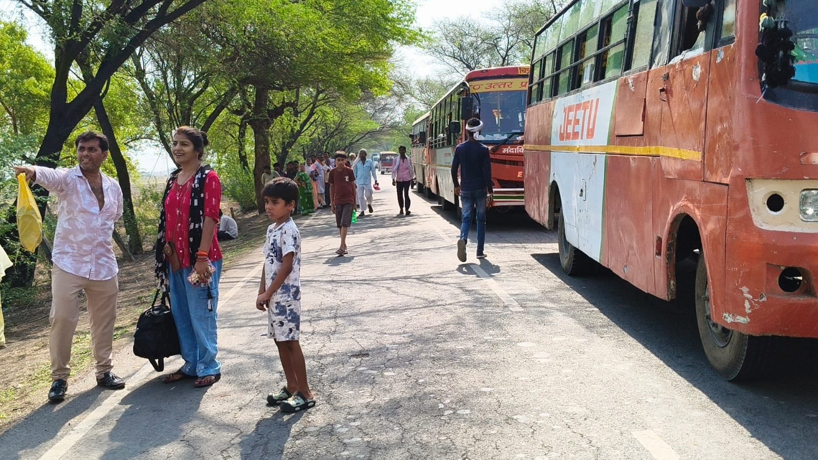 बांदा-बबेरू मार्ग पर पेड़ डालकर जाम लगाए ग्रामीण। संवाद