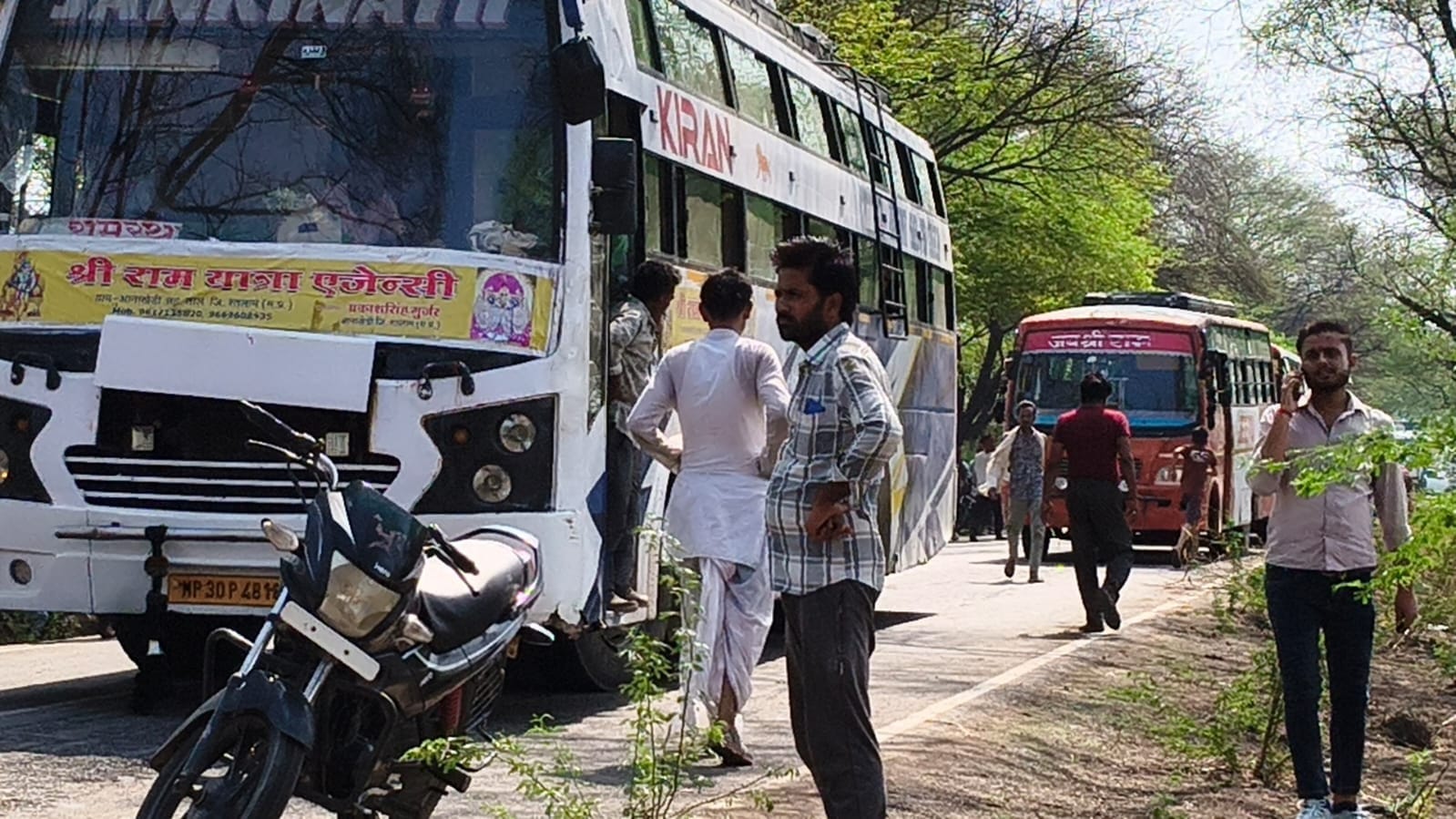 बांदा-बबेरू मार्ग पर पेड़ डालकर जाम लगाए ग्रामीण। संवाद