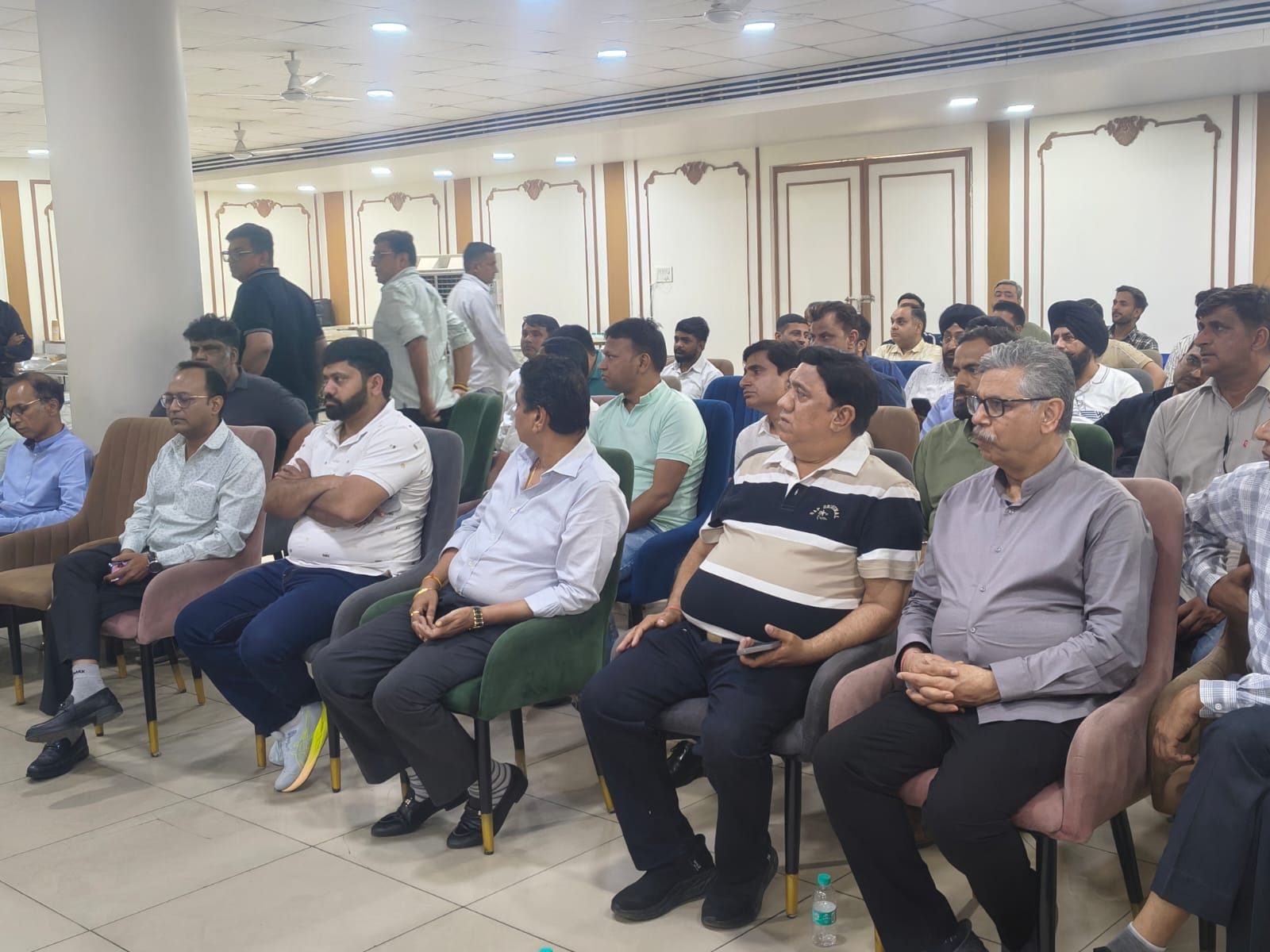 बैठक में पीपीटी देखते औद्योगिक संगठनों के पदाधिकारी और आरओ भूपेंद्र चहल। स्रोत : सोशल मीडिया
