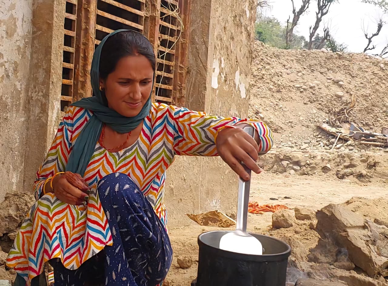 बाढ़ से मलबे में दबे अपने आशियाने को देखता भेड़ बलोड़ गांव का करण सिंह