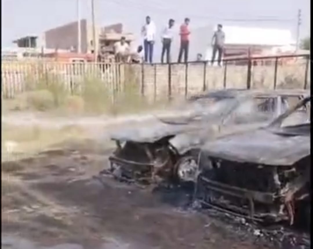 एजेंसी में लगी आग के बाद जली गाड़ी। वीडियो वैब