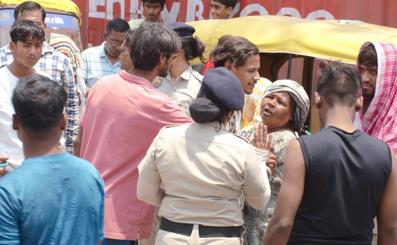 फरीदाबाद नेहरू कॉलोनी में नगर निगम ने हटाया अतिक्रमण । संवाद