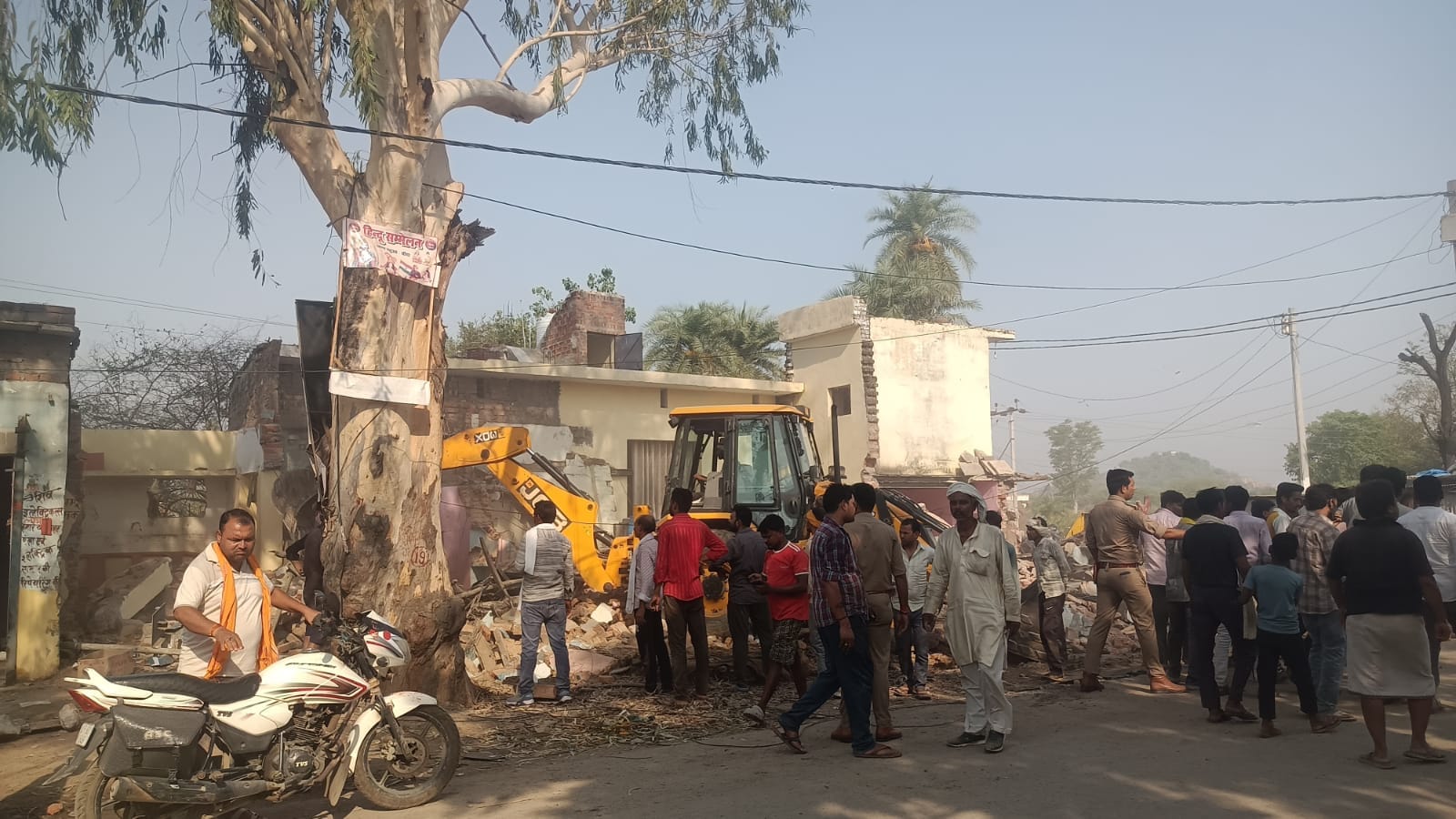 फोटो - 10 गिरवां कस्बे में अतिक्रमण ढहाती जेसीबी। संवाद