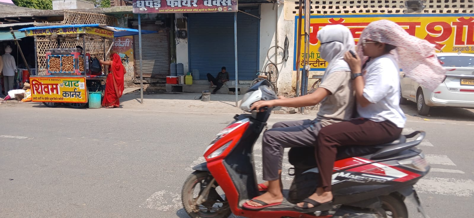 फोटो 18 कासगंज में शाम को बारिश के दौरान छाता लगाकर निकलती युवती। स्रोत: संवाद