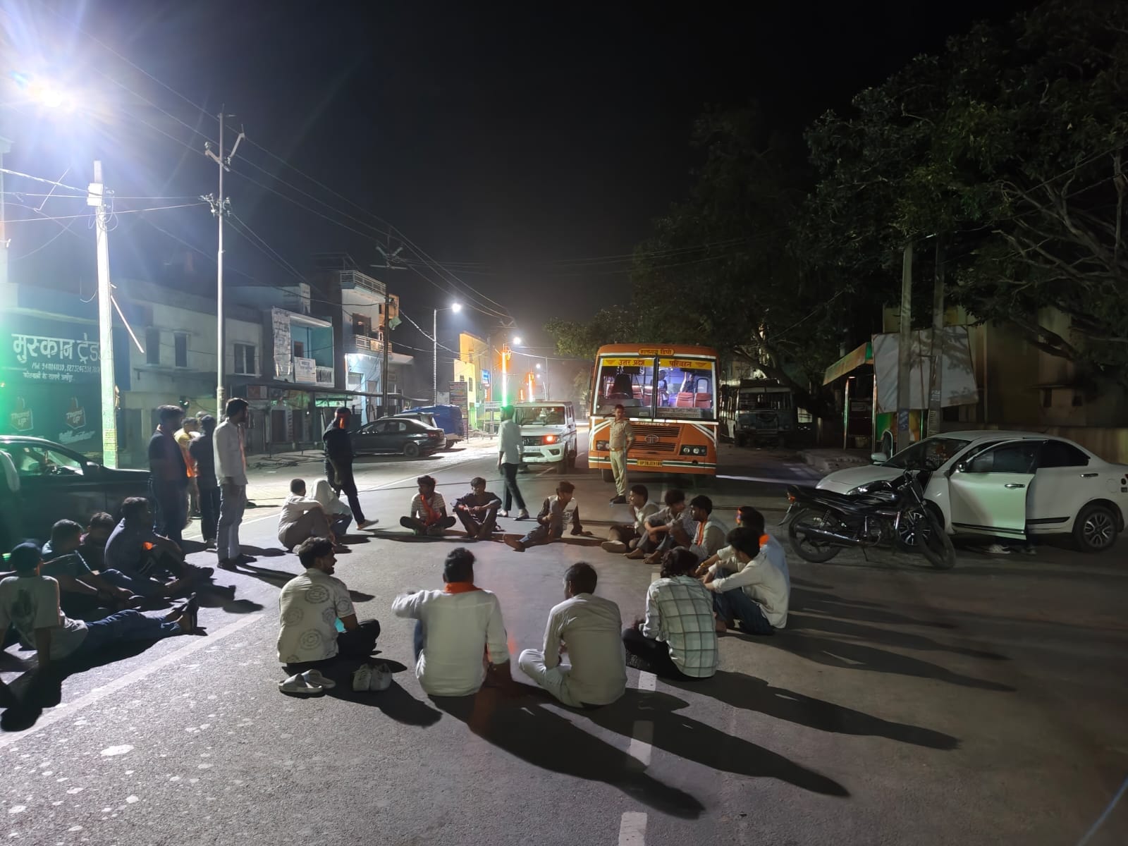 फोटो 34 - अमांपुर थाने के बाहर जाम लगाकर धरना प्रदर्शन कर रहे कार्यकर्ताओं को समझाती सीओ सहावर 