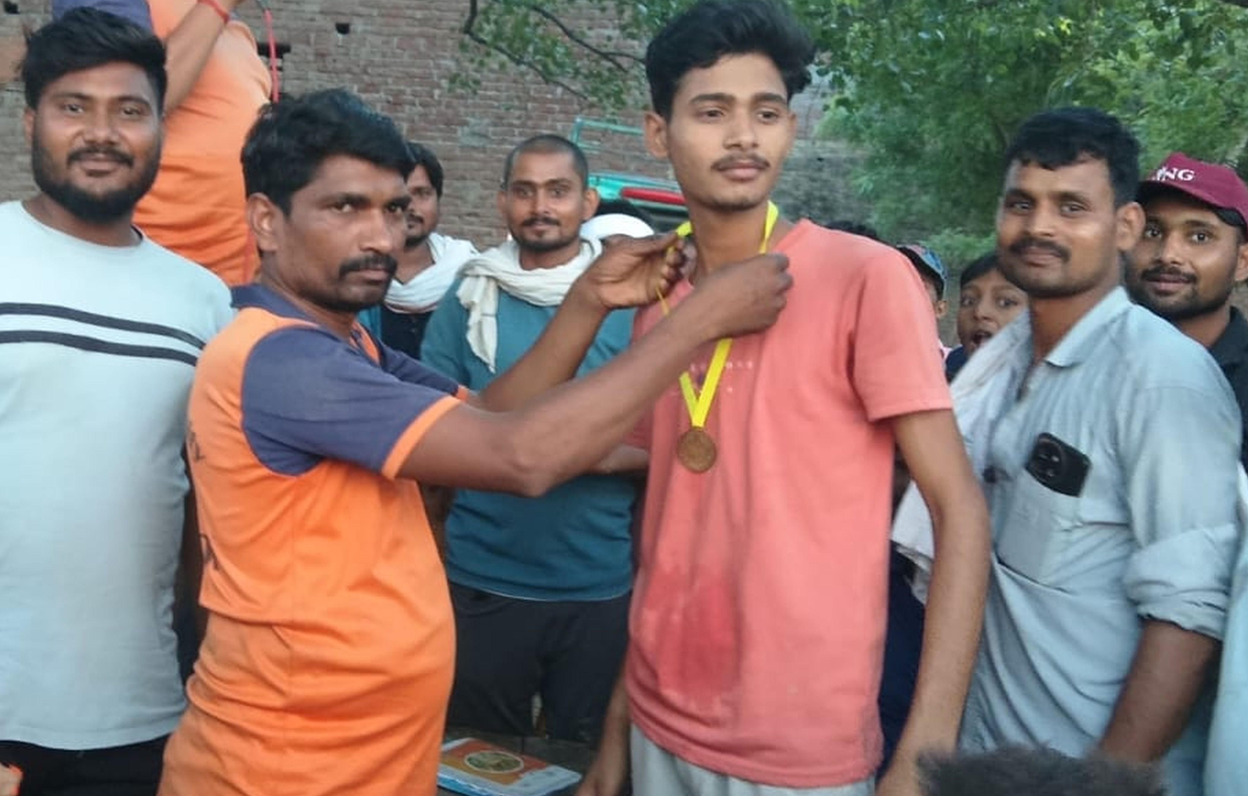 फोटो-39-मैन ऑफ द मैच से सम्मानित करते पदाधिकारी। संवाद फोटो-39-मैन ऑफ द मैच से सम्मानित करते पदाधिकारी। संवाद