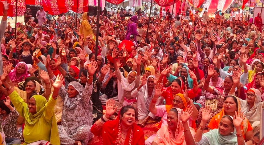 गांव चाहड़ो स्थित संत शिरोमणि गुरु रविदास ज्ञान प्रकाश आनंद आश्रम में जानकारी देते महामंडलेश्वर
