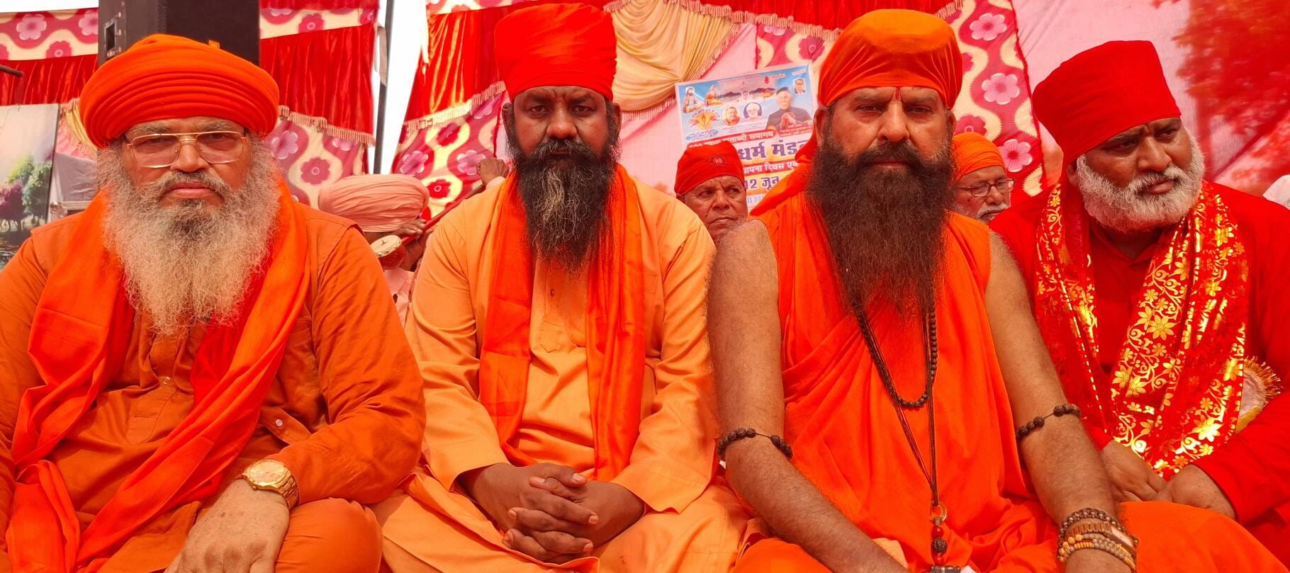 गांव चाहड़ो स्थित संत शिरोमणि गुरु रविदास ज्ञान प्रकाश आनंद आश्रम में जानकारी देते महामंडलेश्वर