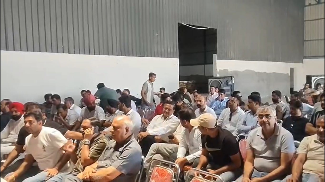 गांव पोंटी में राइस मिल नीलामी की नियम व शर्तें बताते अधिकारी। संवाद गांव पोंटी में राइस मिल नीलामी की नियम व शर्तें बताते अधिकारी। संवाद