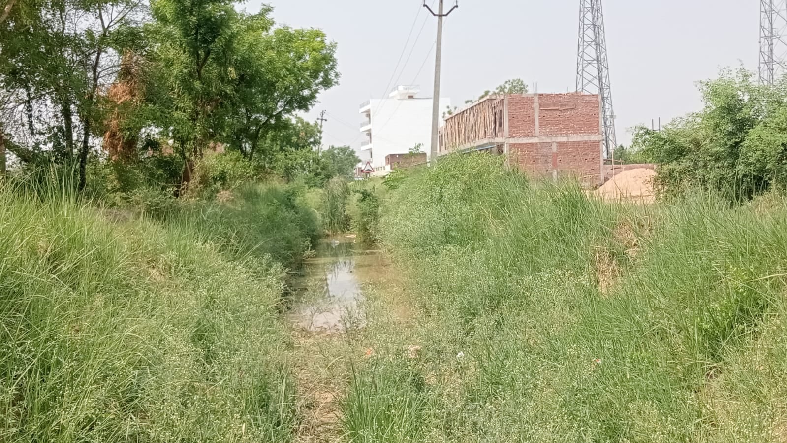 हिनौती बांध से निकली नहर की क्षतिग्रस्त तलहटी।- संवाद।