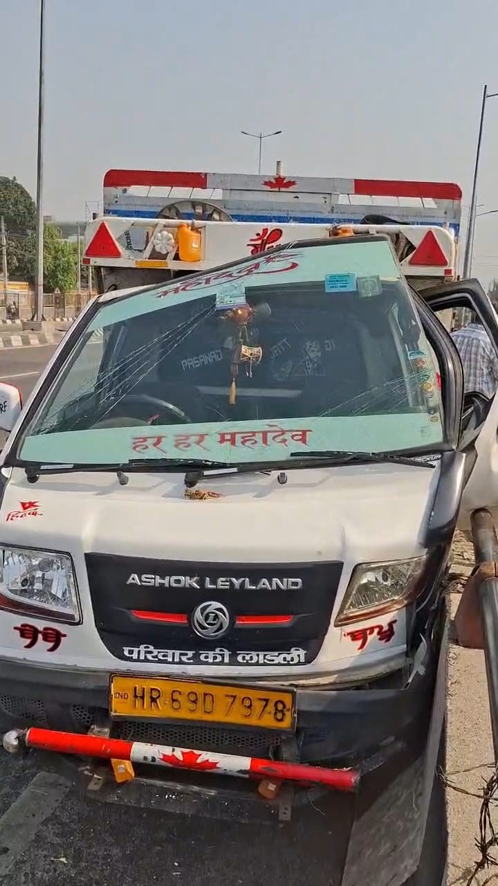 हादसे में क्षतिग्रस्त हुई कार। सोशल मीडिया