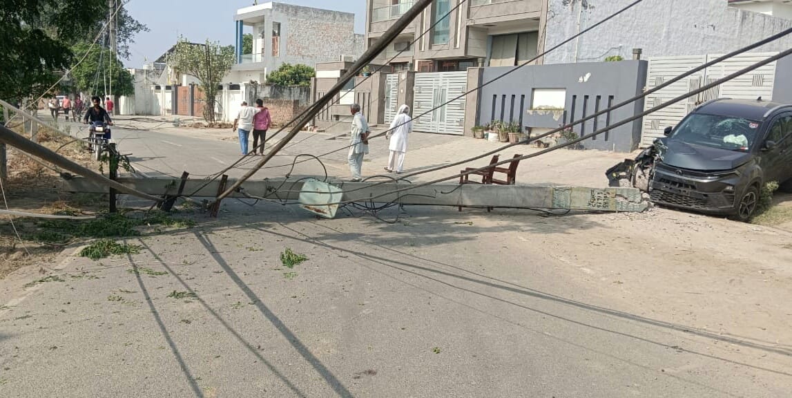 हादसे में क्षतिग्रस्त हुई कार। संवाद