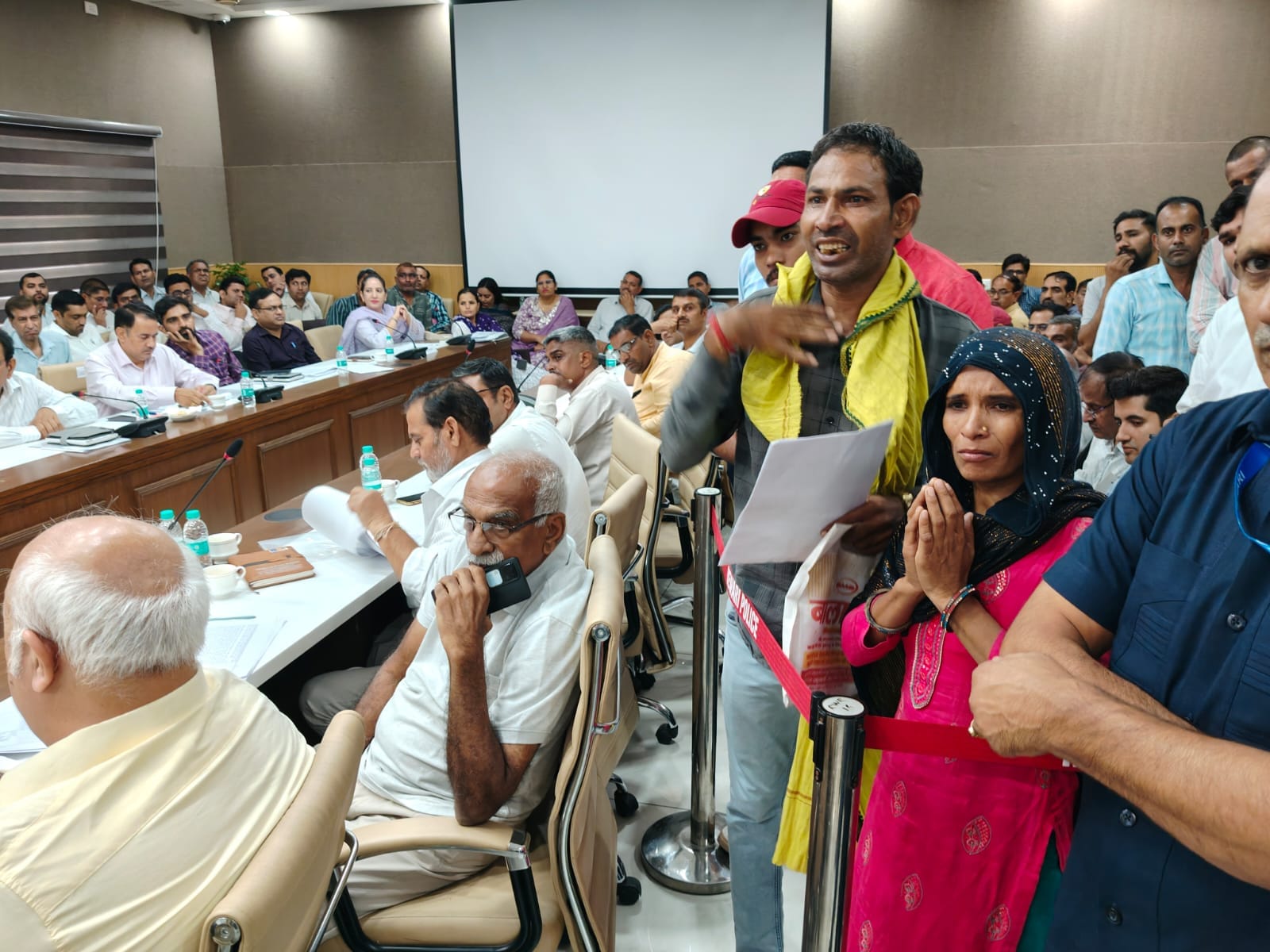 जमीन से जुड़े मामले में एचएसवीपी के ईओ से बातचीत करते मंत्री रणबीर गंगवा। संवाद