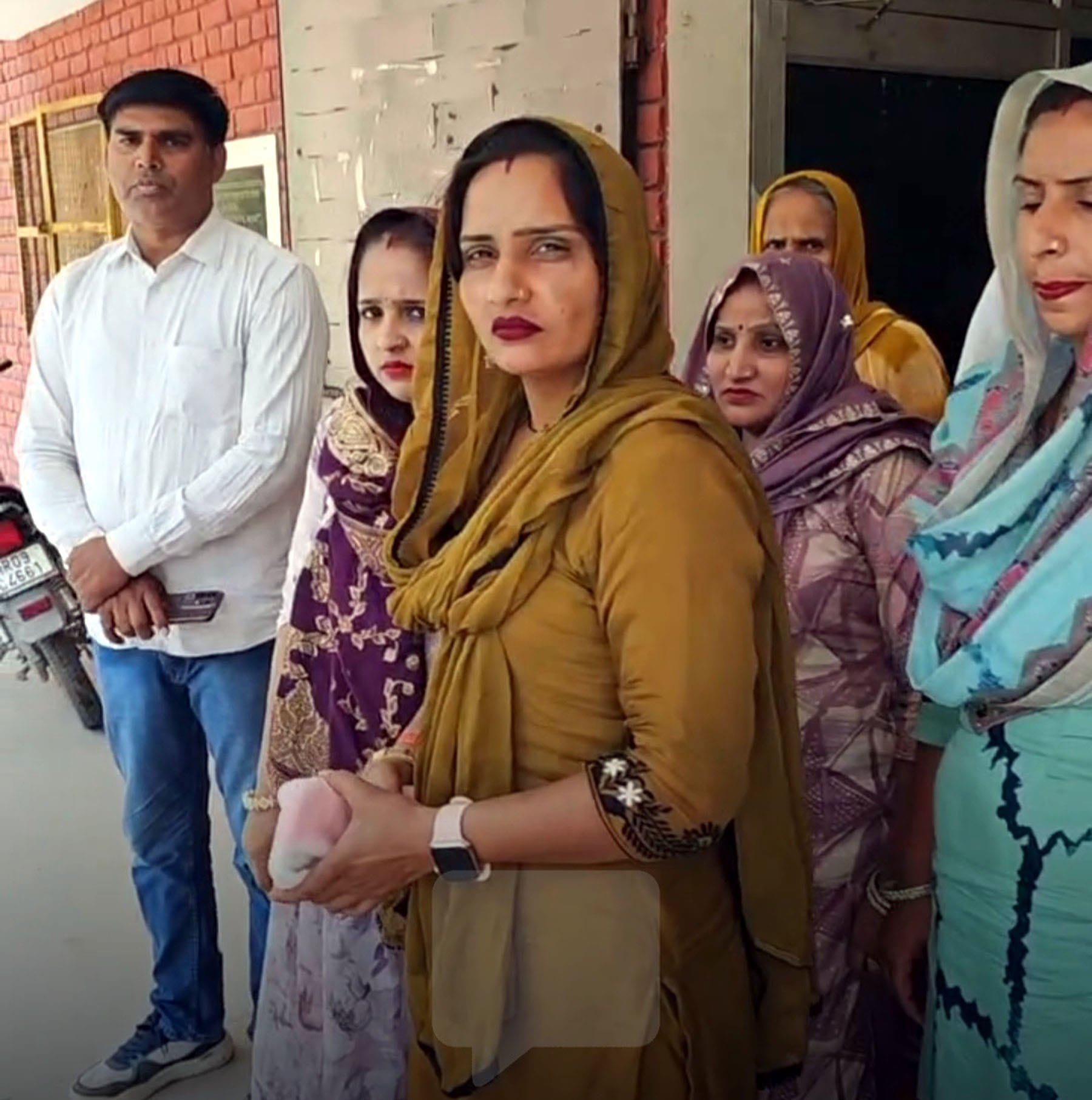जानकारी देते ब्लाक समिति प्रधान ज्योति धानियां व अन्य। जानकारी देते ब्लाक समिति प्रधान ज्योति धानियां व अन्य।