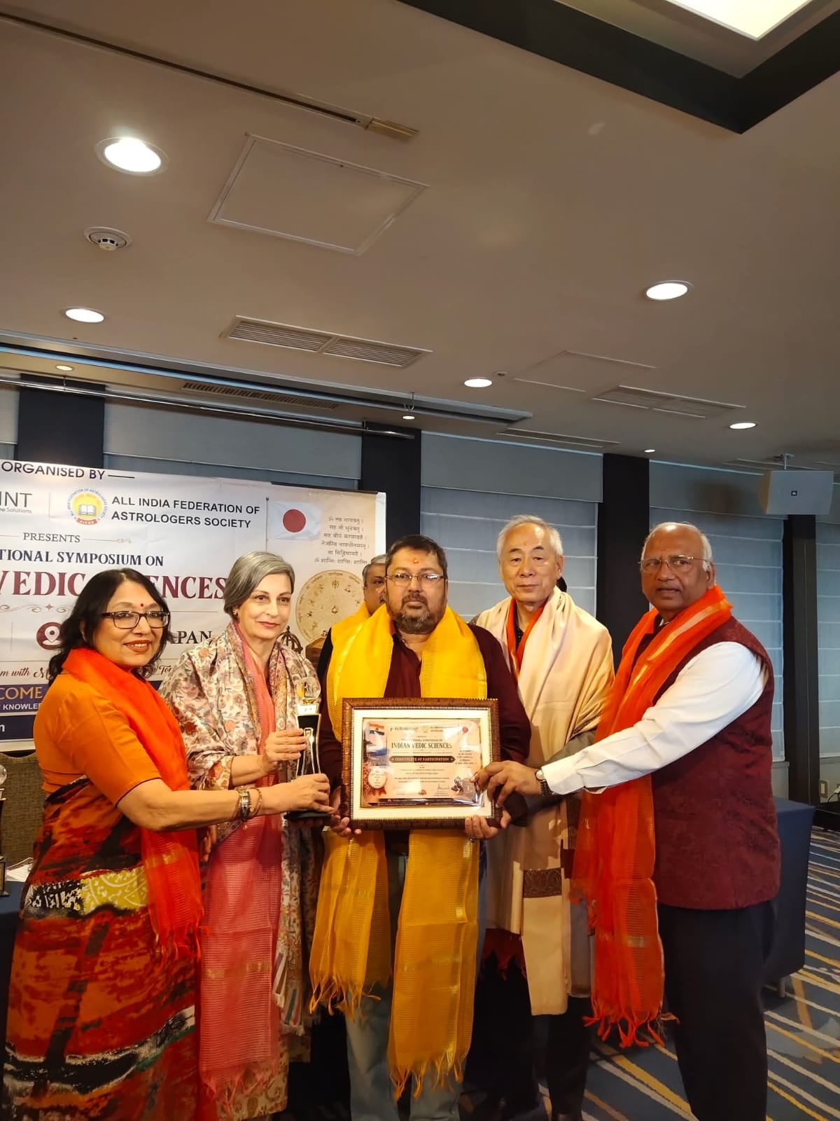 ज्योतिषी स्वामी दयानंद को सम्मानित करते आयोजनक। विज्ञप्ति