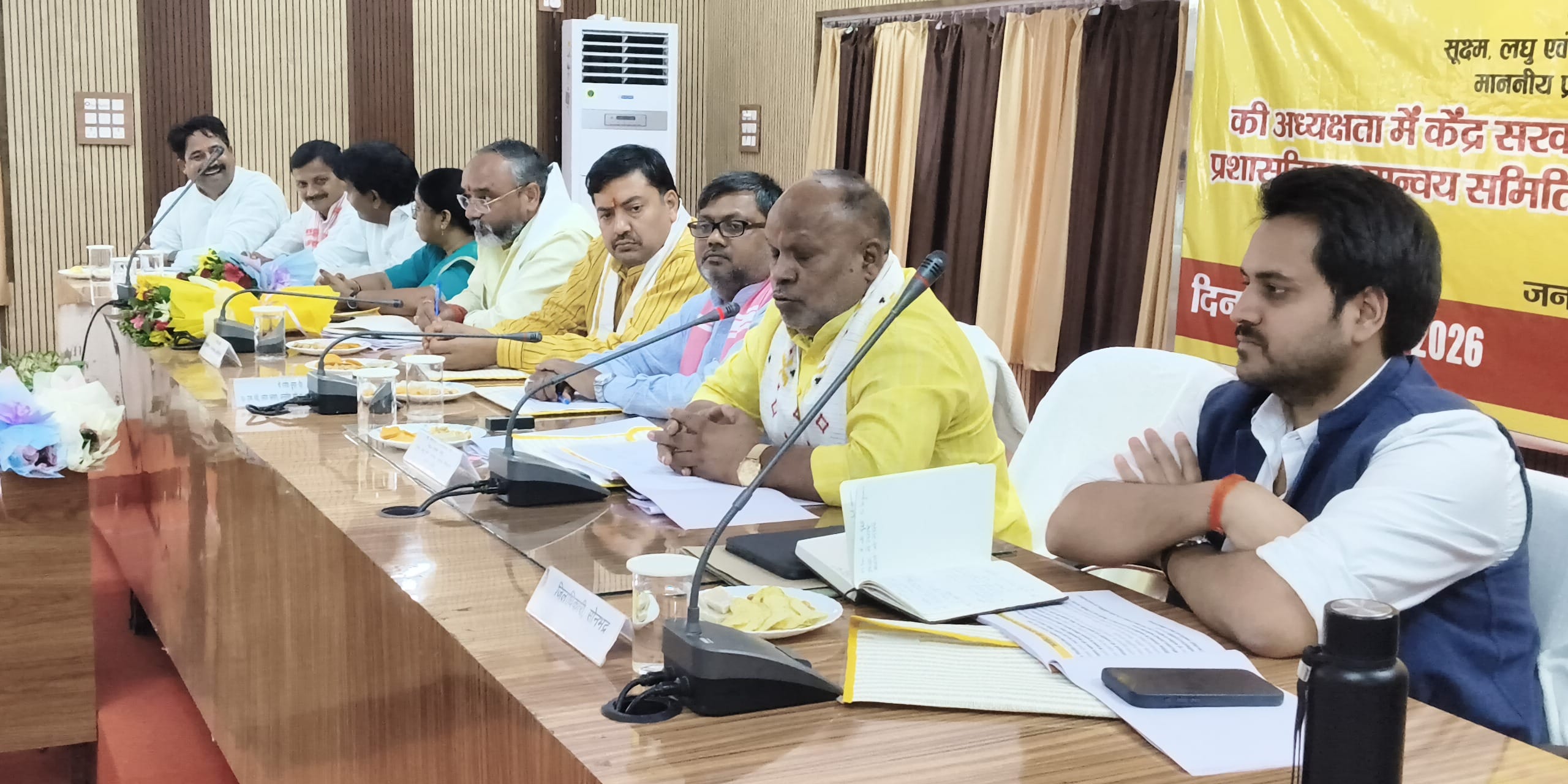 कलेक्ट्रेट सभागार में आंगनबाडी कार्यकत्री को स्मार्ट फोन वितरण करते जिले के प्रभारी मंत्री हंसर