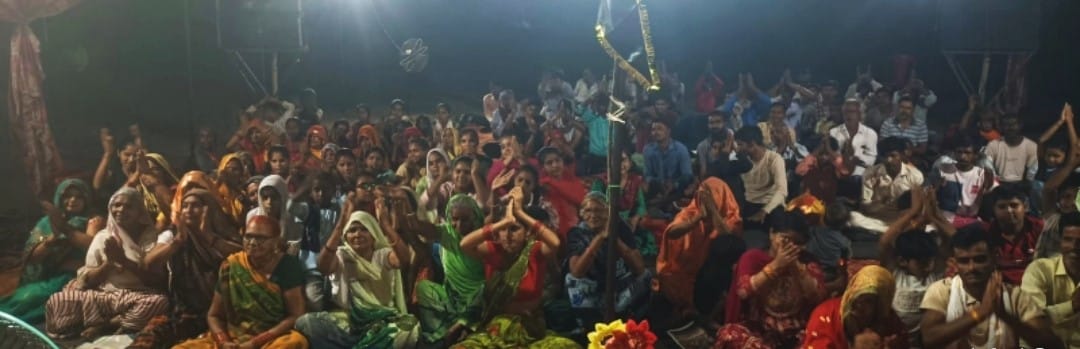 कुर्रियाकलां के शिव मंदिर में चल रही श्रीमद्भागवत कथा के श्रवण के लिए उपस्थित श्रद्धालु। संवा