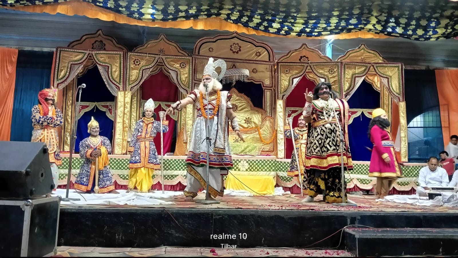 कुर्रियाकलां के शिव मंदिर में चल रही श्रीमद्भागवत कथा के श्रवण के लिए उपस्थित श्रद्धालु। संवा