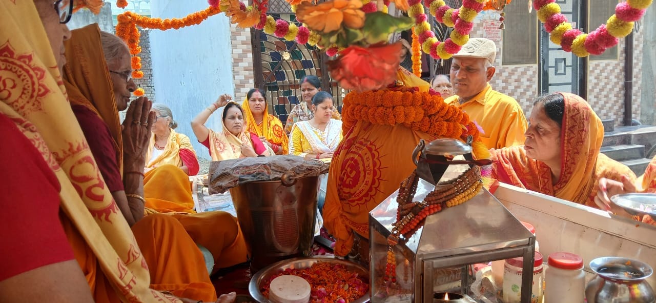 कुर्रियाकलां के शिव मंदिर में चल रही श्रीमद्भागवत कथा के श्रवण के लिए उपस्थित श्रद्धालु। संवा