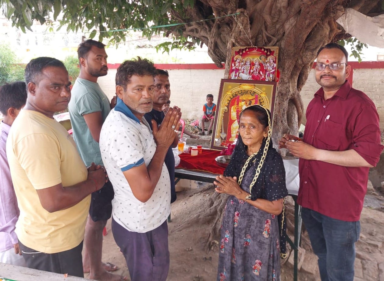 कुर्रियाकलां के शिव मंदिर में चल रही श्रीमद्भागवत कथा के श्रवण के लिए उपस्थित श्रद्धालु। संवा