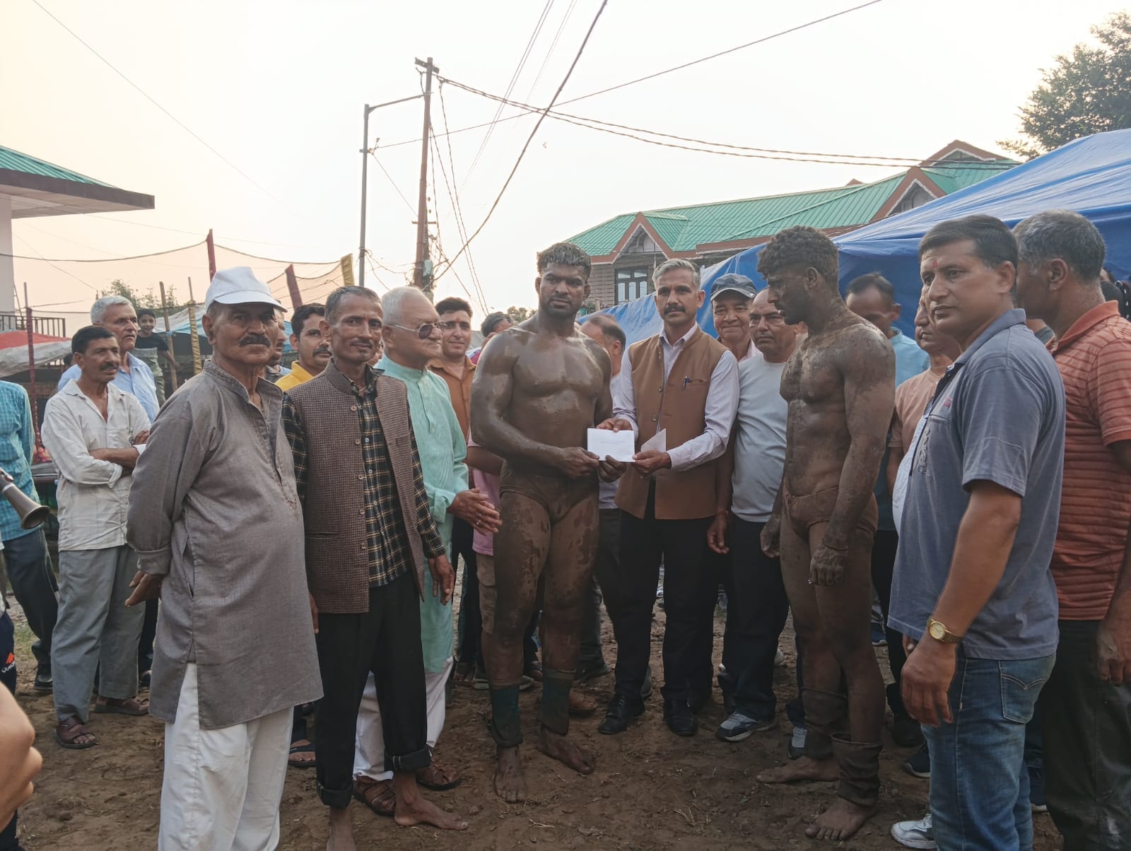 खनियारा के गुरुद्वारा मेले में विजेता पहलवान को सम्मानित करते हुए नवनिर्वाचित पार्षद प्रवीण कुम