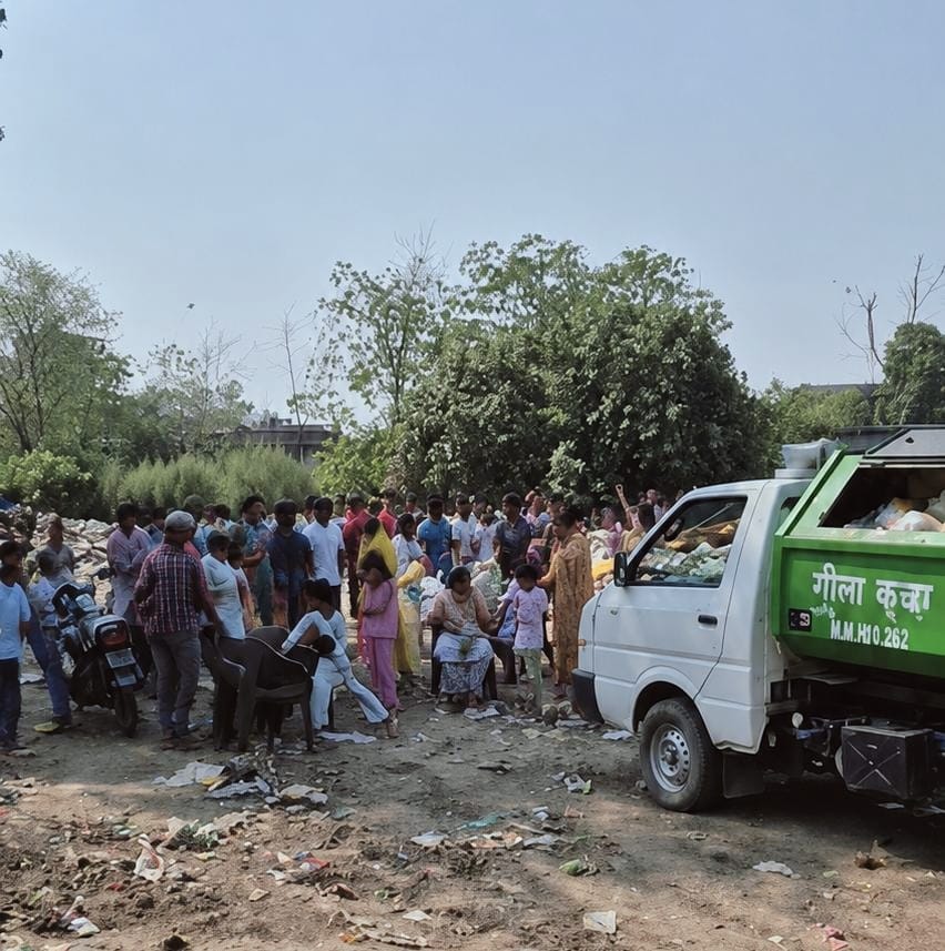 लाडवा। वार्ड के लोगों के विरोध के बाद बैरंग लौटते कचरे से भरे वाहन। संवाद