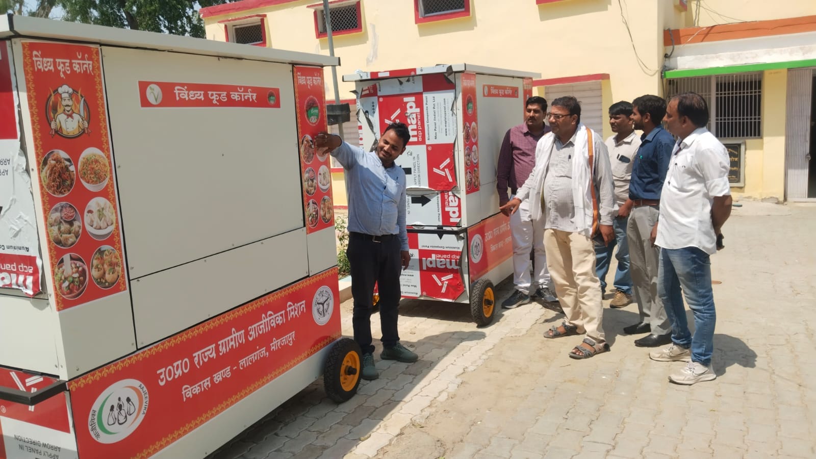 लालगंज मे विकास खंड परिसर के बाहर समूह की महिलाओं के लिए फास्ट फूड की ट्राली लगाते एनआरएलएम क लालगंज मे विकास खंड परिसर के बाहर समूह की महिलाओं के लिए फास्ट फूड की ट्राली लगाते एनआरएलएम क