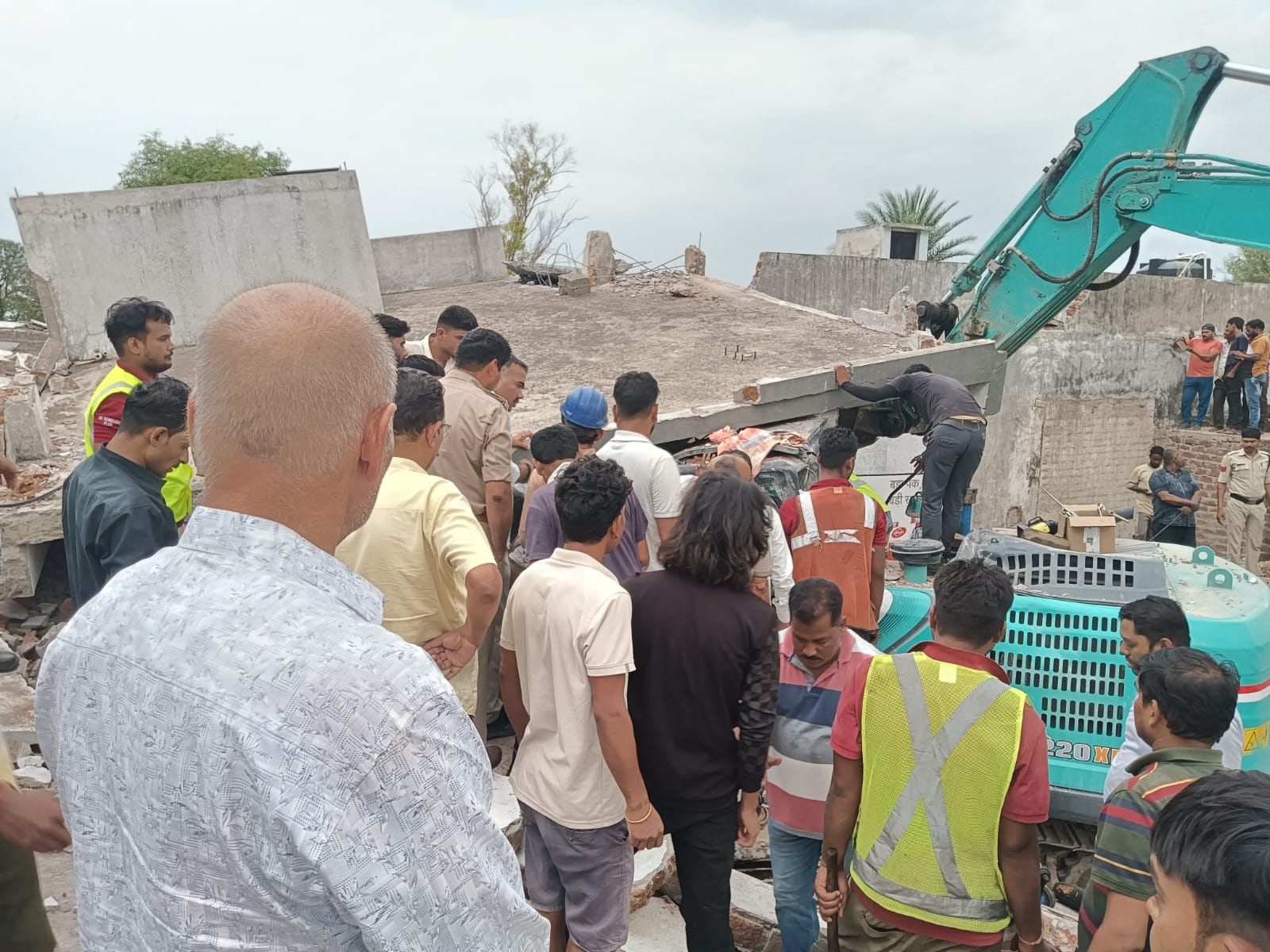मकान तोड़ने की कार्रवाई के दौरान तीन मंजिला मकान गिरा
