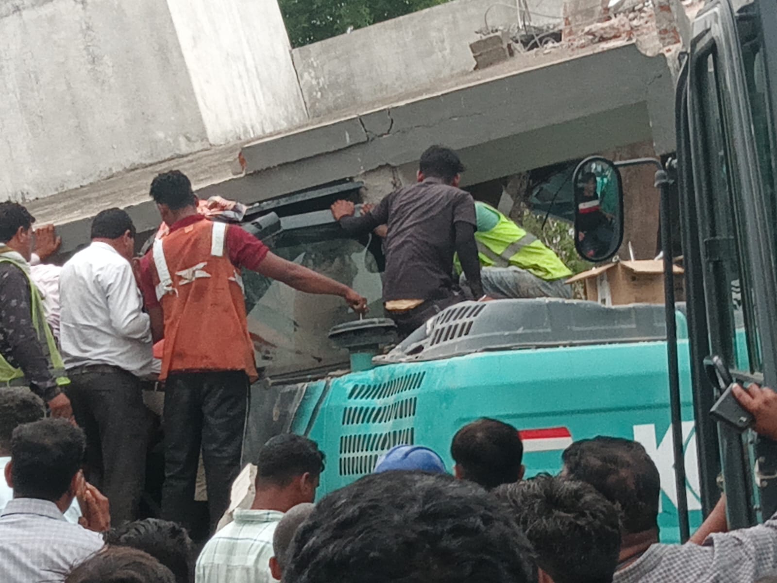 मकान तोड़ने की कार्रवाई के दौरान तीन मंजिला मकान गिरा