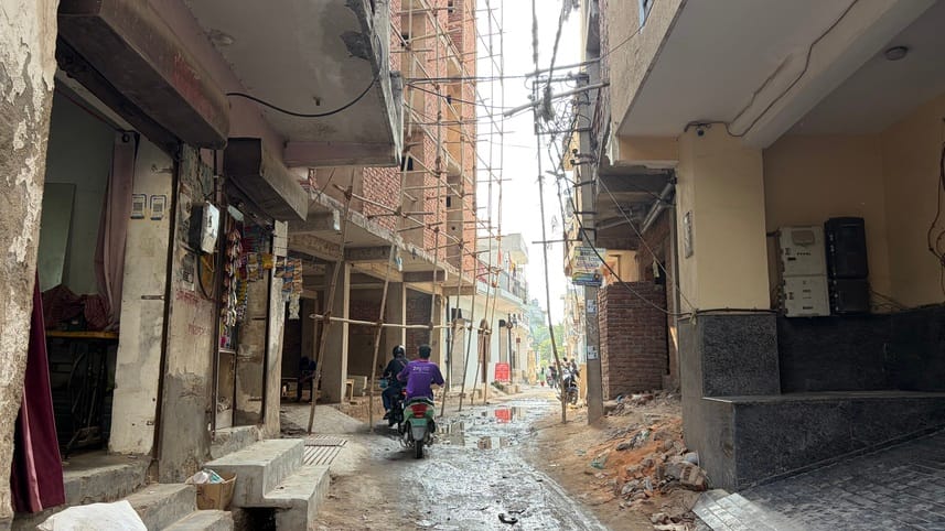 नोएडा । सेक्टर 104 में गली गली में बने पीजी । संवाद नोएडा । सेक्टर 104 में गली गली में बने पीजी । संवाद
