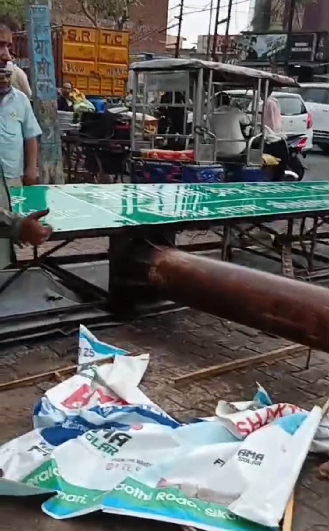 नगर के शनि देव मंदिर मार्ग पर बारिश के बीच जाते लोग। संवाद नगर के शनि देव मंदिर मार्ग पर बारिश के बीच जाते लोग। संवाद