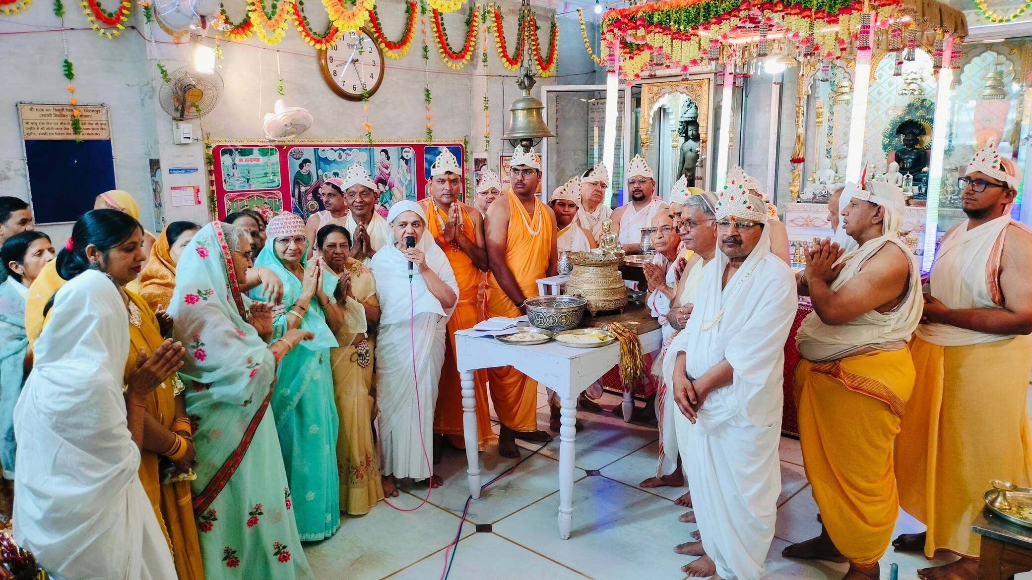 प्राचीन दिगंबर जैन बड़े मंदिर में पूजा अर्चना करते श्रद्धालु स्रोत संवाद