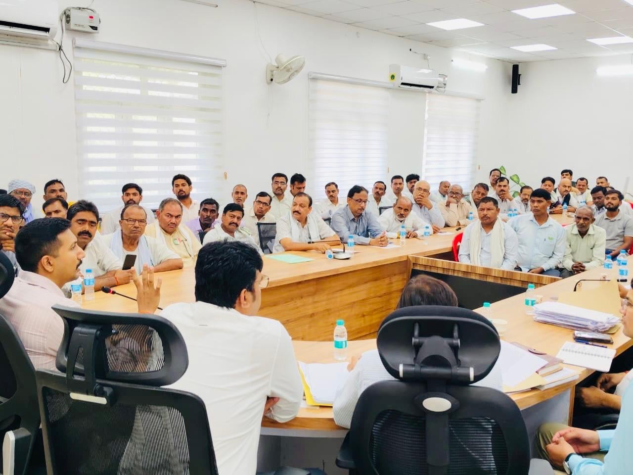 प्रस्तावित सर्किट रेट की समीक्षा करते अधिकारी। 