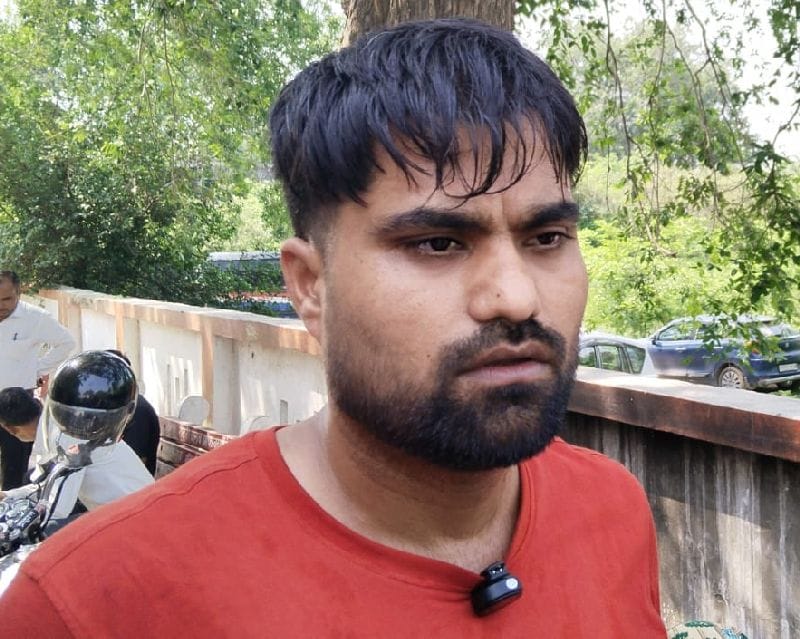 पोस्टमार्टम हाउस पर बिलखते दरोगा के परिजन संवाद