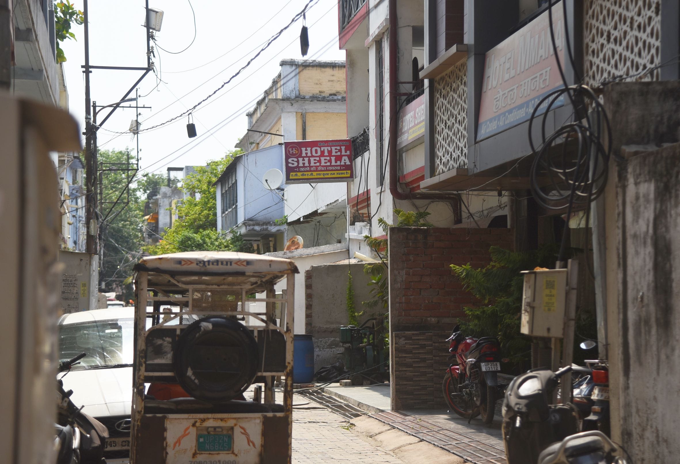 राजधानी में संकरी गलियों में चल रहे हैं होटल। 