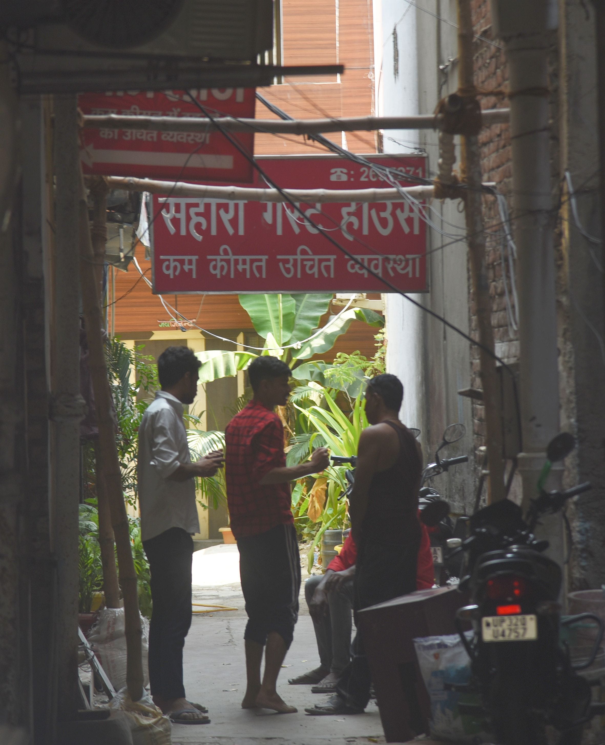 राजधानी में संकरी गलियों में चल रहे हैं होटल। 