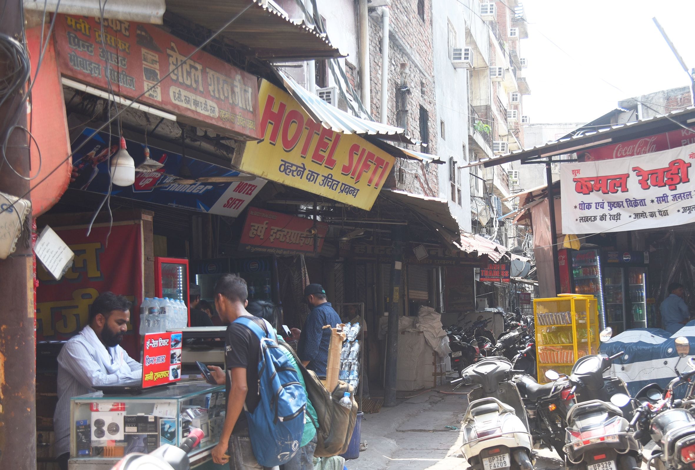 राजधानी में संकरी गलियों में चल रहे हैं होटल। 