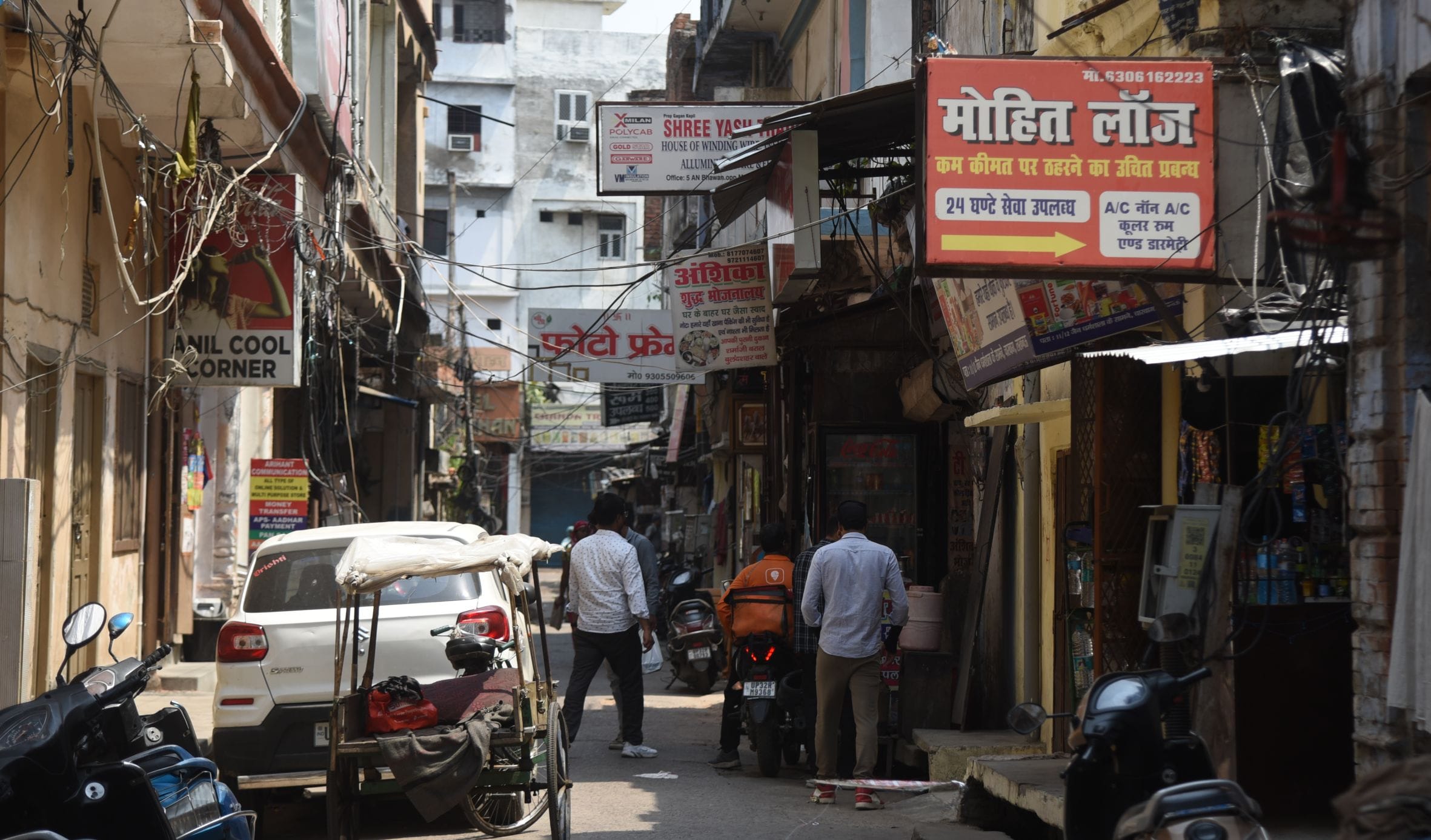 राजधानी में संकरी गलियों में चल रहे हैं होटल। 