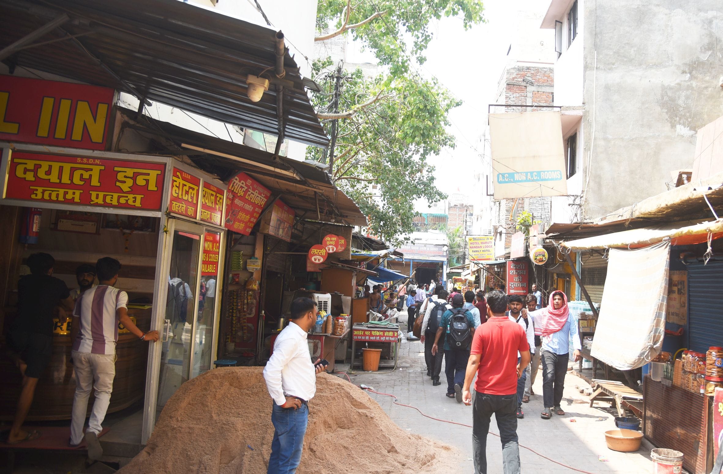 राजधानी में संकरी गलियों में चल रहे हैं होटल। 