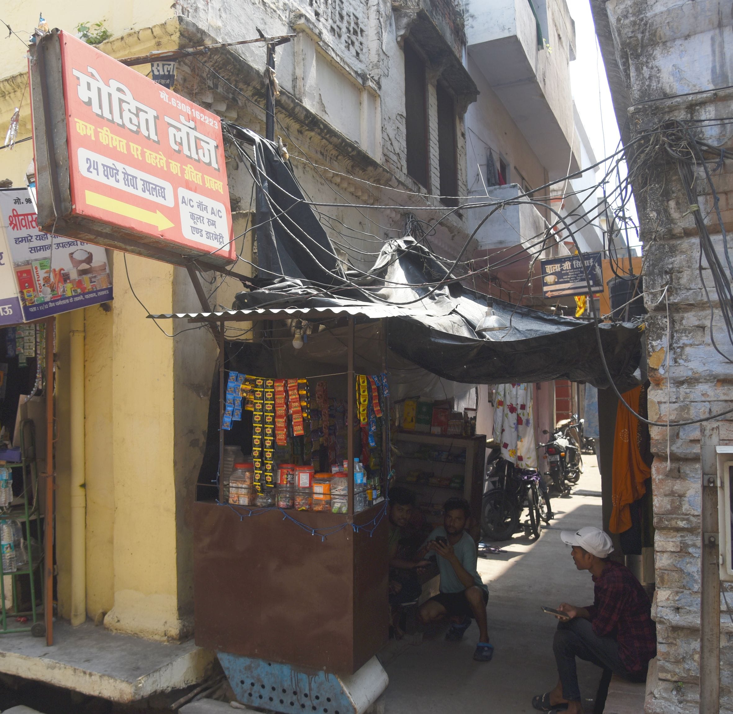 राजधानी में संकरी गलियों में चल रहे हैं होटल। 